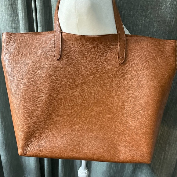 Cuyana Classic Structured Leather Tote plus Organization Insert - Picture 3 of 13